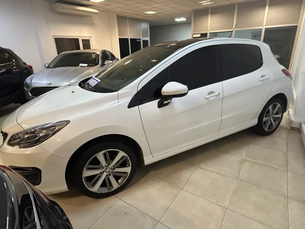Peugeot 308 Año 2016 Vista Frontal Derecha 3/4