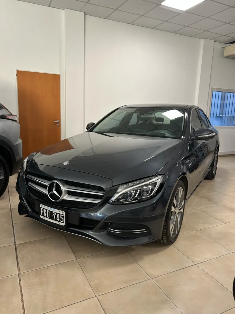 Mercedes C250 Modelo 2015 vista frontal izquierda