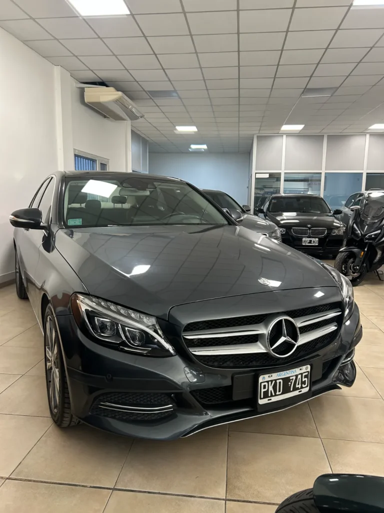 Mercedes C250 Modelo 2015 vista frontal derecha