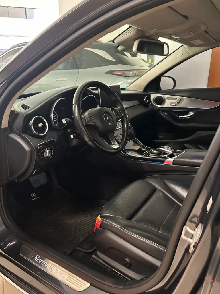 Mercedes C250 Modelo 2015 vista interior delantera