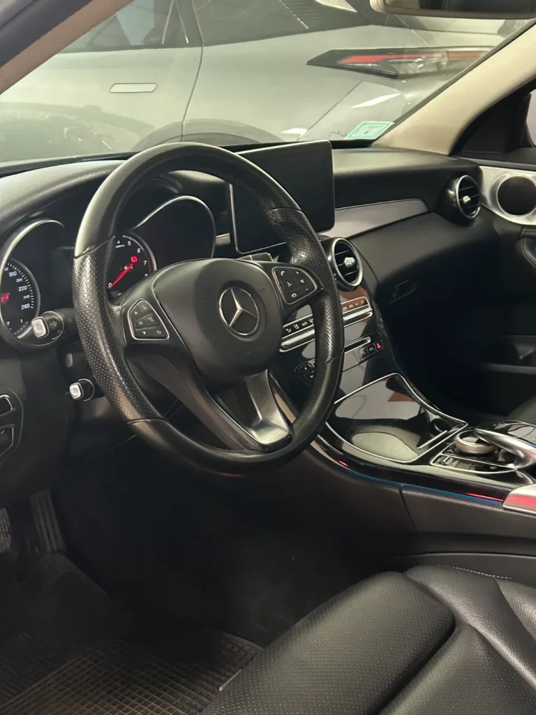 Mercedes C250 Modelo 2015 vista interior volante