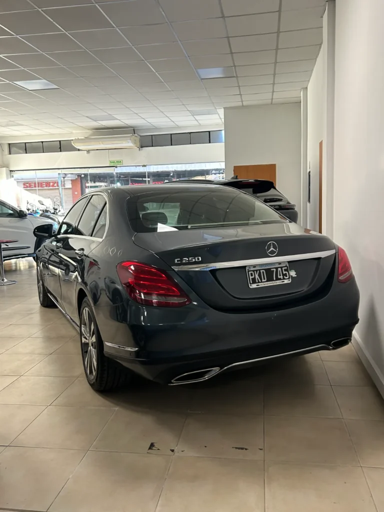 Mercedes C250 Modelo 2015 vista posterior izquierda